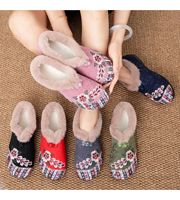 Chaussures d'hiver pour femmes, nouvelles chaussures en coton, doublées et épaissies, chaussures brodées pour mères, chaussures décontractées, bottes en coton à enfiler