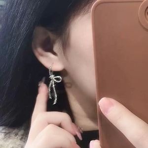 Orecchino a Clip Gaby con Fiocco Intarsiato di Diamanti, Senza Fori, Stile Lusso Leggero, per Viso Rotondo - Product Image 2