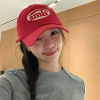 Topi Baseball 6-Panel Wanita Terbaru 2026 Warna Putih dan Merah dengan Logo, Model Korea, Bahan Lembut, Dapat Disesuaikan, Membuat Wajah Terlihat Lebih Kecil