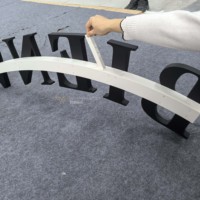Letras de Canal de Acero Inoxidable de Doble Cara con Acabado Seiko Personalizadas Premium, Señalización Exquisita Pintada con Spray en Poste