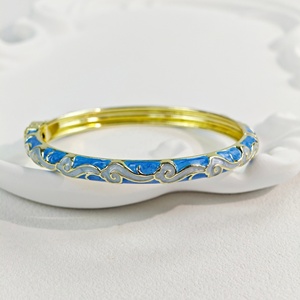 Pulsera de dijes apilables vintage para mujer, estilo Palacio, chapada en oro, de latón, con pétalos de esmalte líquido de color fresco y dulce - Product Image 4