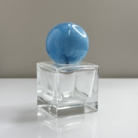Flacon de parfum carré de luxe en verre de 50 ml avec couvercle en résine personnalisé, impression sérigraphique, design robuste