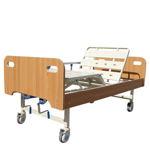 Lit médical manuel Sande en bois massif avec cadre en fer et roulettes pour hôpital et soins à domicile - Product Image 4