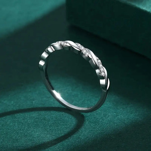 Anelli di coppia Mobius Strip, semplici e intrecciati con zirconi decorativi, regalo per innamorati per San Valentino - Product Image 3