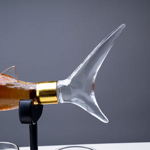 Ensemble de carafes à <span class=keywords><strong>whisky</strong></span> en verre de forme de requin unique à haute teneur en borosilicate fabriqué à la main - Product Image 4