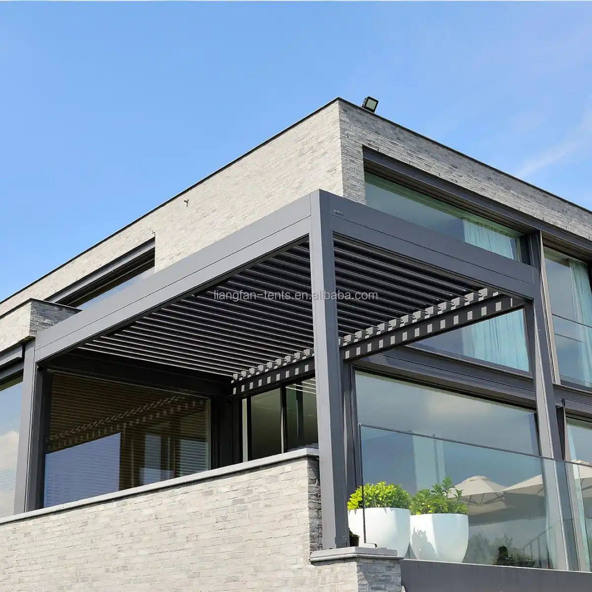 Pergolato bioclimatico per cortile Gazebo in alluminio personalizzato per esterni con luce a LED
