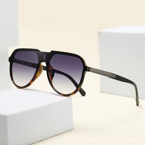 Nuovi Occhiali da Sole Quadrati con Lente Unica, Protezione dai Raggi UV, Adatti sia per Uomini che per Donne - Product Image 4