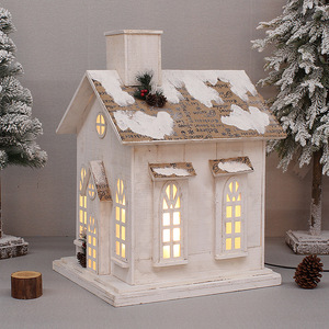 Décoration de Noël en bois, maison de neige illuminée, 7x10.5x9.5 cm, alimentée par piles, pour affichage festif - Product Image 1