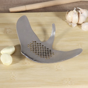 Presse-ail créative et mignonne en acier inoxydable 430, presse-ail courbé en forme de poisson <span class=keywords><strong>diable</strong></span>, écraseur d'ail manuel, ustensiles de cuisine - Product Image 3