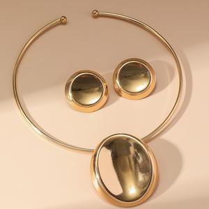 طقم أقراط وقلادة وقلادة بتصميم عصري أنيق وأطران من الولايات المتحدة الأمريكية ، مجوهرات ضيقة بسيطة ومتطورة للنساء من سبيكة - Product Image 3