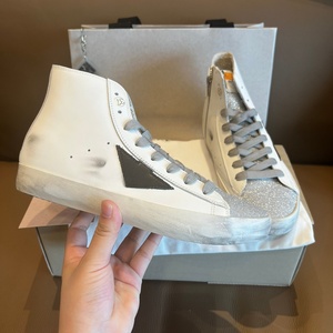Chaussures de skate blanches antidérapantes de créateur, confortables et de haute qualité, style décontracté tendance, couleur dorée vieillie - Product Image 1
