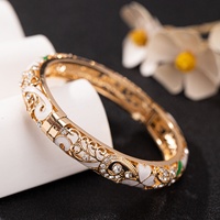 1 pièce Bracelet ethnique en alliage ajouré avec motifs papillon et trèfle, incrusté de strass et émaillé - Bijou porte-bonheur tendance pour femme