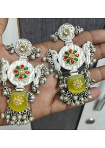 Pendientes Jhumka de Diseño en Dos Tonos con Pedrería de Primera Calidad y Detalles Tradicionales de Ghungroo, Joyería de Moda para Mujeres y Niñas - Product Image 2
