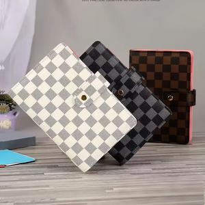 <span class=keywords><strong>Quaderni</strong></span> in pelle 6 anelli <span class=keywords><strong>a</strong></span> <span class=keywords><strong>spirale</strong></span> Business Planner lavoro Agenda Budget Binder stampa <span class=keywords><strong>a</strong></span> scacchiera A6 Pu Cover <span class=keywords><strong>con</strong></span> buste di cassa - Product Image 5