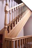 Balustres et colonnes d'escalier modernes en bois de peuplier de haute qualité, pièces personnalisables, finition écologique, pour balcon et villa