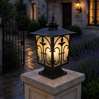 Luxe buitenlantaarn met decoratief Fleur-de-lis frame en matglas