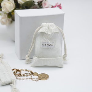 Pequeña bolsa con cordón de yute de cáñamo de arpillera orgánica personalizada con función reciclable de ventana de PVC de Organza - Product Image 3