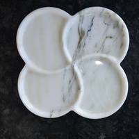 Plateau de service et plateau à collation en marbre naturel à 4 compartiments, fabriqué à la main par Stonekocc, avec un design moderne, personnalisable pour la décoration de la maison