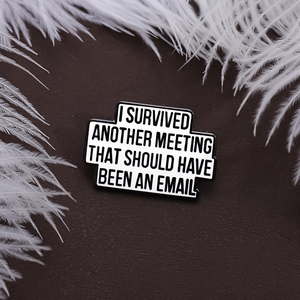 Badge en métal 'J'ai survécu à une autre réunion qui était censée être un e-mail' - Broche d'exploration - Product Image 2