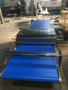 Machine à faire des croissants, ligne de production complète de croissants, mouleuse/rouleuse/coupeuse à croissants en stock au <span class=keywords><strong>meilleur</strong></span> prix à vendre - Product Image 6