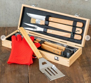 Ensemble d'outils de barbecue avec manche en bambou, étui de rangement et gants résistants à la chaleur, kit d'accessoires de barbecue en acier inoxydable pour l'extérieur - Product Image 1