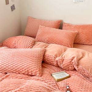Juego <span class=keywords><strong>de</strong></span> cama <span class=keywords><strong>de</strong></span> invierno <span class=keywords><strong>de</strong></span> cuatro piezas <span class=keywords><strong>de</strong></span> terciopelo <span class=keywords><strong>de</strong></span> leche al por mayor, bonita funda <span class=keywords><strong>de</strong></span> edredón <span class=keywords><strong>de</strong></span> Reina gruesa, juegos <span class=keywords><strong>de</strong></span> sábanas <span class=keywords><strong>de</strong></span> terciopelo Coral <span class=keywords><strong>de</strong></span> invierno - Product Image 5
