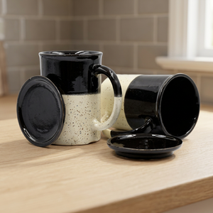 Tasses et mugs en grès noir moucheté avec couvercle – Tasse à café en céramique moderne avec poignée confortable pour la maison et le bureau - Product Image 2