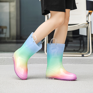 Nouveau modèle bottes de <span class=keywords><strong>pluie</strong></span> en caoutchouc pour enfants portable filles mode arc-en-ciel chaussures imperméables <span class=keywords><strong>22</strong></span>-40 grande <span class=keywords><strong>taille</strong></span> famille haute qualité usine - Product Image 2
