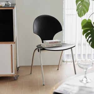 Chaise de salle à manger scandinave en bois massif, design stable, pour adultes. - Product Image 2