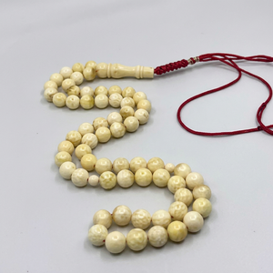 JAMEEL & SONS Chapelet de prière islamique en pierre ronde crème, Tasbih Misbaha, avec pompon rouge, provenant de l'Uttar Pradesh - Product Image 1
