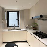 Mueble de Pared Inteligente Integrado con Ranura para Electrodomésticos, Diseño de Cocina Integrada de Lujo para Casas Adosadas