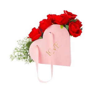 Cajas de flores en forma de corazón San Valentín <span class=keywords><strong>para</strong></span> arreglos Bolsa floral de papel con asa Cesta <span class=keywords><strong>para</strong></span> boda Floristería Despedida de soltera - Product Image 1