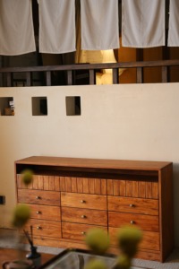 Commode vintage en <span class=keywords><strong>bois</strong></span> foncé à douze tiroirs, également utilisable comme buffet ou coiffeuse dans le salon - Product Image 2
