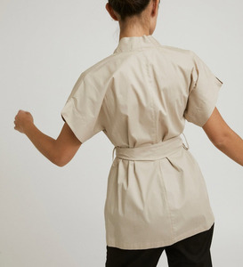 Uniforme Professionale Femminile di Alta Gamma OEM con Scollo a V e Lacci per Spa, Abbigliamento da <span class=keywords><strong>Lavoro</strong></span> Elegante per Salone di Bellezza e Hotel - Product Image 4