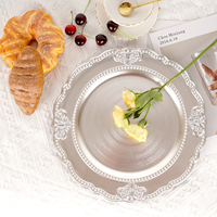 Assiette argentée avec motif de fleurs sur le bord Assiette de présentation en plastique Décoration de mariage, maison et cuisine Vente en gros