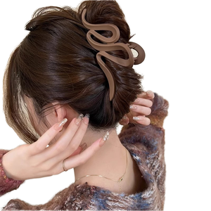 Pinza de Pelo Geométrica Mate de Gran Tamaño con Agarre Fuerte y Antideslizante, Diseño de Onda Simple para Mujer - Product Image 1