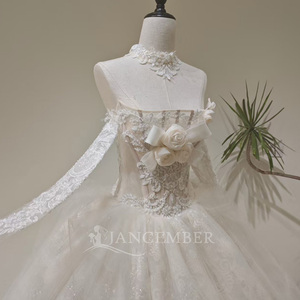 Vestido de Novia LY99 Exclusivo con Cuello Barco, Bordado de Flores en 3D y Diseño de Encaje, Estilo Princesa - Product Image 3