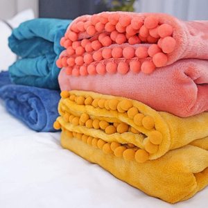 Venta al por mayor de fábrica Manta suave plegable Pom franela Fleece cálido Fuzzy One-Ply para el hogar y el picnic para toda la temporada - Product Image 6