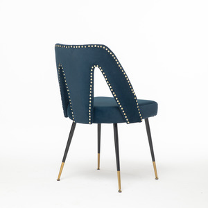 Chaise de salle à manger moderne en velours de la collection Akoya avec clous décoratifs et pieds en métal noir à pointes dorées - Product Image 5