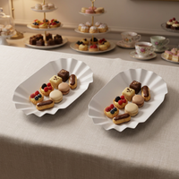Geriffelte weiße Pappteller mit Wellenrand für High Tea, Bäckerei, Hochzeitsdesserttisch, Einweg-Servierteller in Lebensmittelqualität, oval