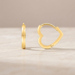 Aros Huggie de Oro Amarillo de 14k con Forma de Corazón y Hebillas Elegantes - Product Image 3