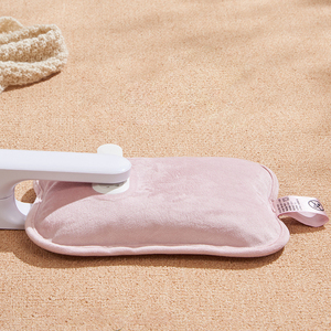 กระเป๋าน้ำร้อนไฟฟ้าแบบชาร์จได้ ผ้ากำมะหยี่ - Product Image 1