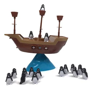 Komik aile çocuk eğitim dengesi gemide plastik penguen oyunu oyuncak çocuklar için