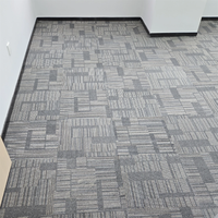 Dalles de moquette antidérapantes à boucles, design modulaire pour les zones de travail des bureaux d'entreprise