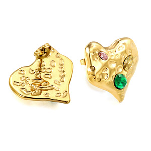 Pendientes con forma de corazón en tono dorado con piedras verdes y rosas, diseño irregular para mujer - Product Image 2
