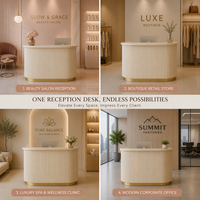 Bureau d'accueil moderne de luxe blanc crème cannelé avec base dorée et façade incurvée pour salon, boutique, bureau, hall d'entrée