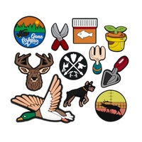 Venta al por mayor de dijes de PVC para zapatos, decoraciones para zuecos con temática de pesca y jardín, dijes personalizados de ciervo, pato, perro para calzado deportivo al aire libre.