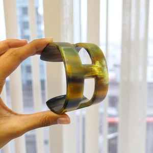 Brazaletes de cuerno de búfalo tallados a mano, artesanía natural, joyería étnica para mujer, accesorios artesanales, estilo tradicional elegante y para uso diario. - Product Image 1