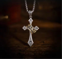 Vente en gros de collier pendentif croix rétro pour hommes accessoires de mode hip-hop qui ne se décolorent pas