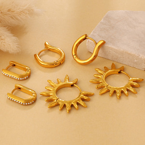 ต่างหูทรงเรขาคณิตแบบห่วง วัสดุโลหะผสมสังกะสีสีทอง รูปทรงตัวยู ดีไซน์รูปสามเหลี่ยมและดวงอาทิตย์ สำหรับผู้หญิง - Product Image 2